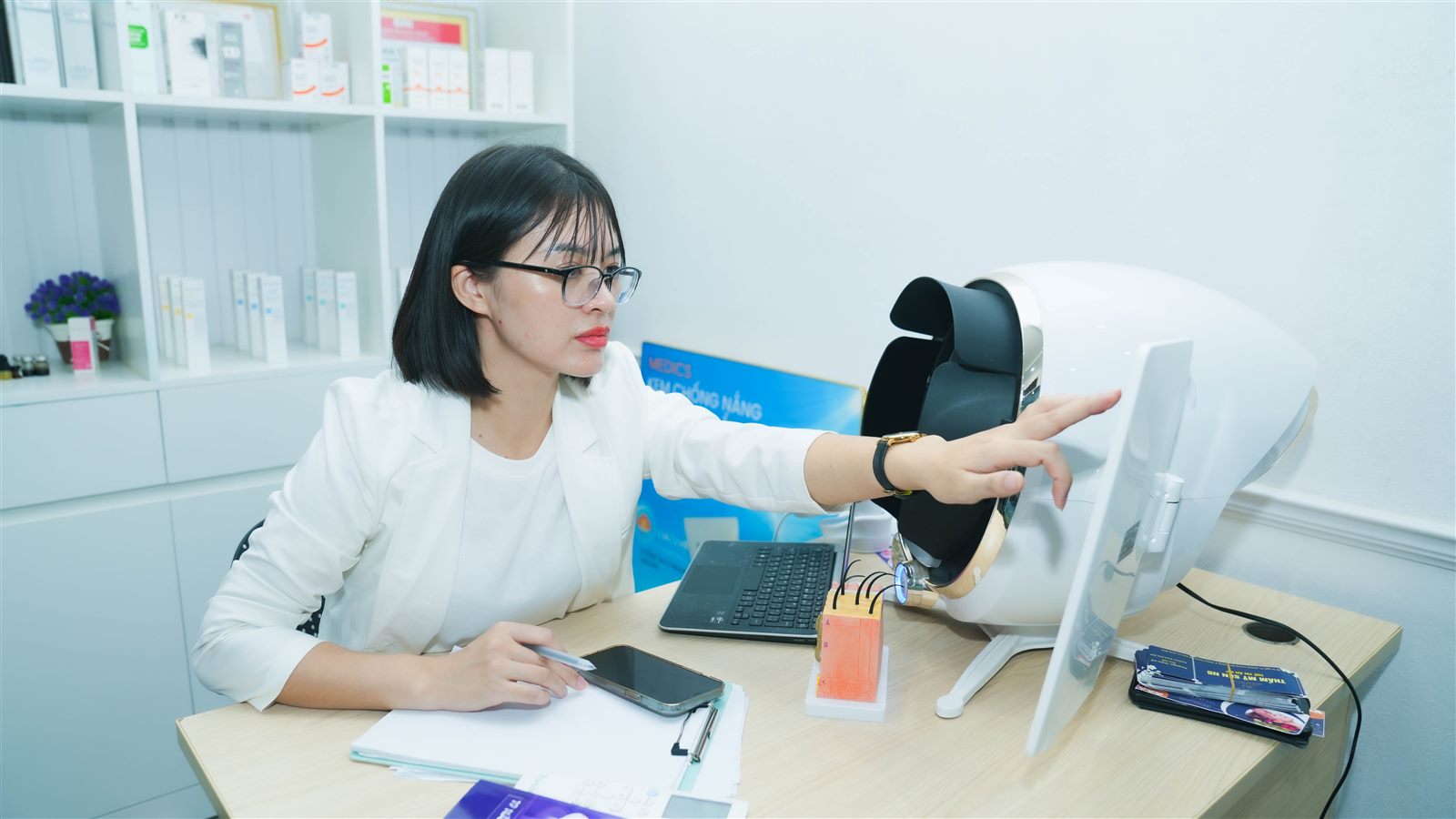 Chuyên gia Trần Thị Hưng bên máy soi da tại Sen