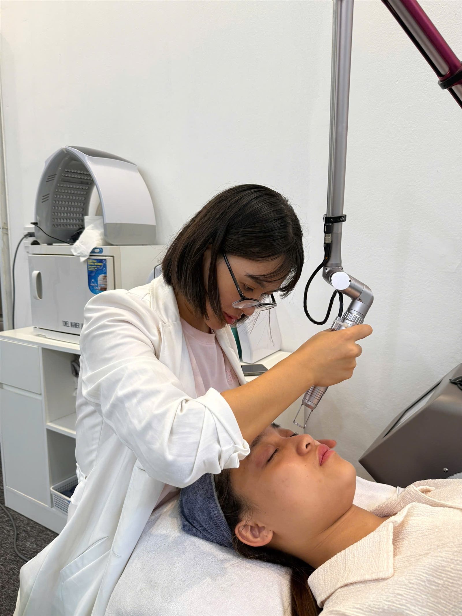 Chuyên gia Sen trực tiếp thực hiện laser toning trục khuỷu cho khách hàng