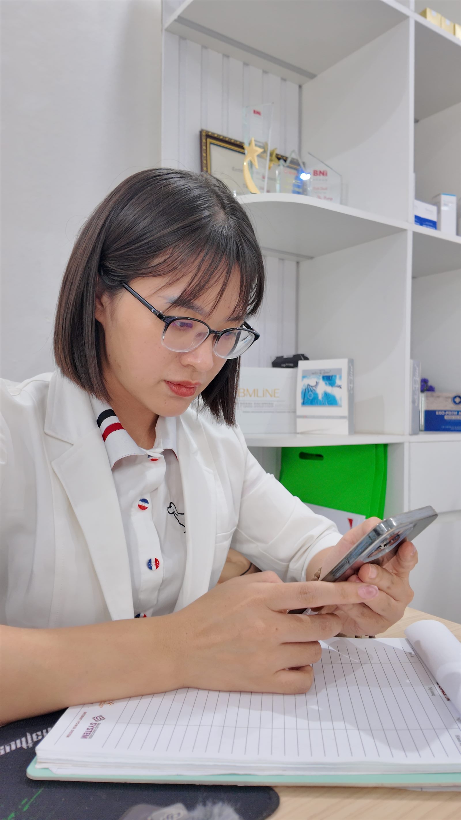 Chị Trần Thị Hưng tại bàn làm việc ở Thẩm Mỹ Sen Ninh Bình